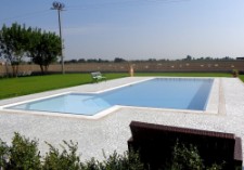 Pavimento piscina a sfioro in palladiana di marmo bianco carrara e rosa perlino