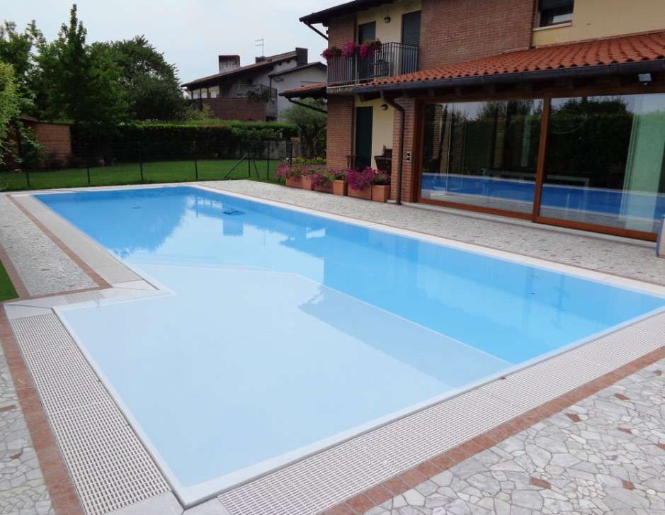 Pavimento piscina a sfioro in palladiana marmo rosso verona e bianco carrara