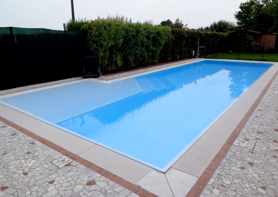 Pavimento piscina a sfioro in palladiana di marmo rosso verona e bianco carrara