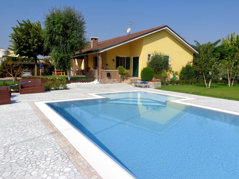 Pavimento piscina a sfioro in palladiana marmo bianco carrara e rosa perlino