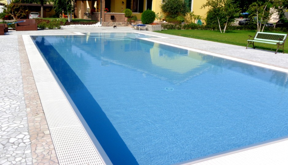 Pavimento piscina a sfioro in palladiana marmo rosa perlino e bianco carrara