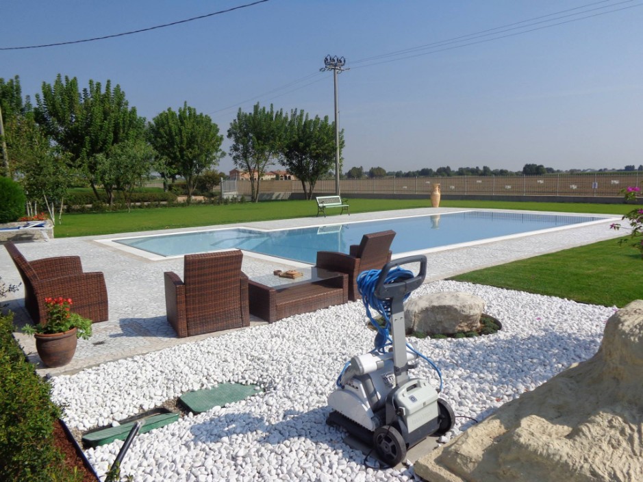 Pavimento piscina in palladiana marmo Bianco Carrara e Rosa Perlino