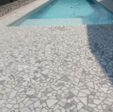 pavimento in palladiana marmo bardiglio e bianco carrara esterno piscina
