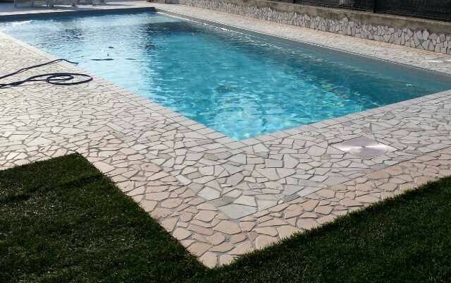 Pavimento piscina a sfioro in palladiana marmo bardiglio, bianco carrara e rosa perlino