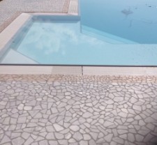 pavimento in palladiana marmo per piscina rosa perlino e bianco carrara