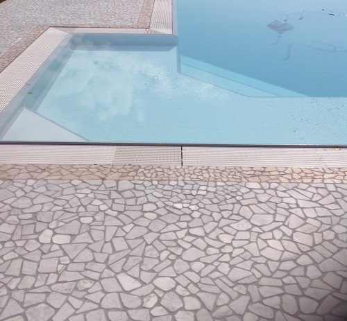 Pavimento piscina in palladiana marmo bianco carrara e rosa perlino