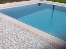 pavimento in palladiana marmo con piscina a sfioro